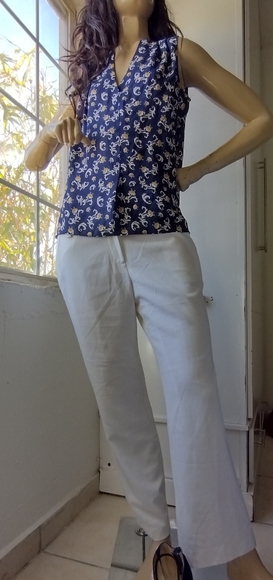 Rose and Olive Brand, V-Neck, Sleeveless Top. - Picture 3 of 7